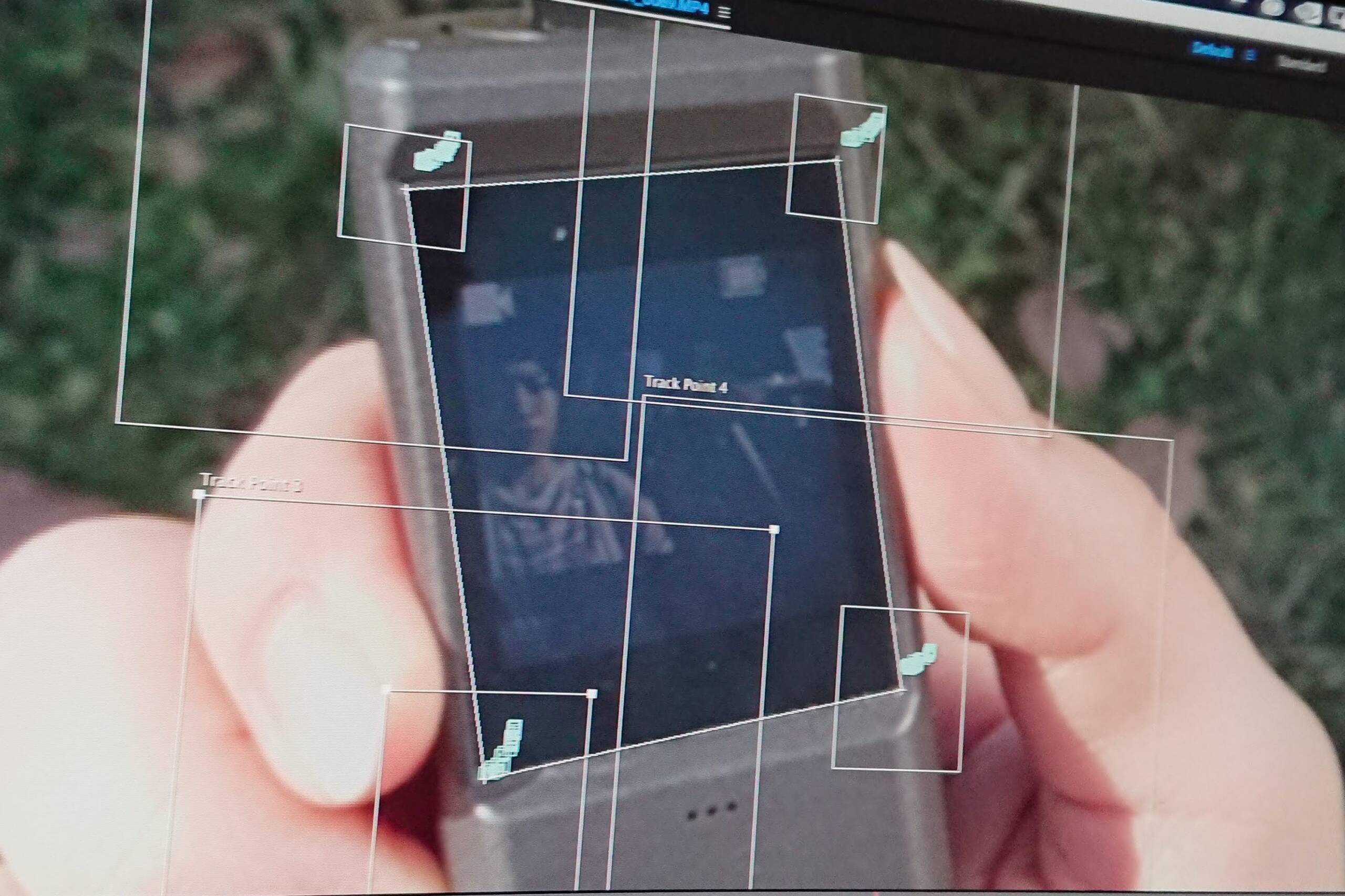画像: 写真は、Adobe After Effectsの画面を示しています。画面には、モバイルデバイスの映像が表示され、複数のトラッキングポイントが設定されています。編集ソフトウェア、ビ