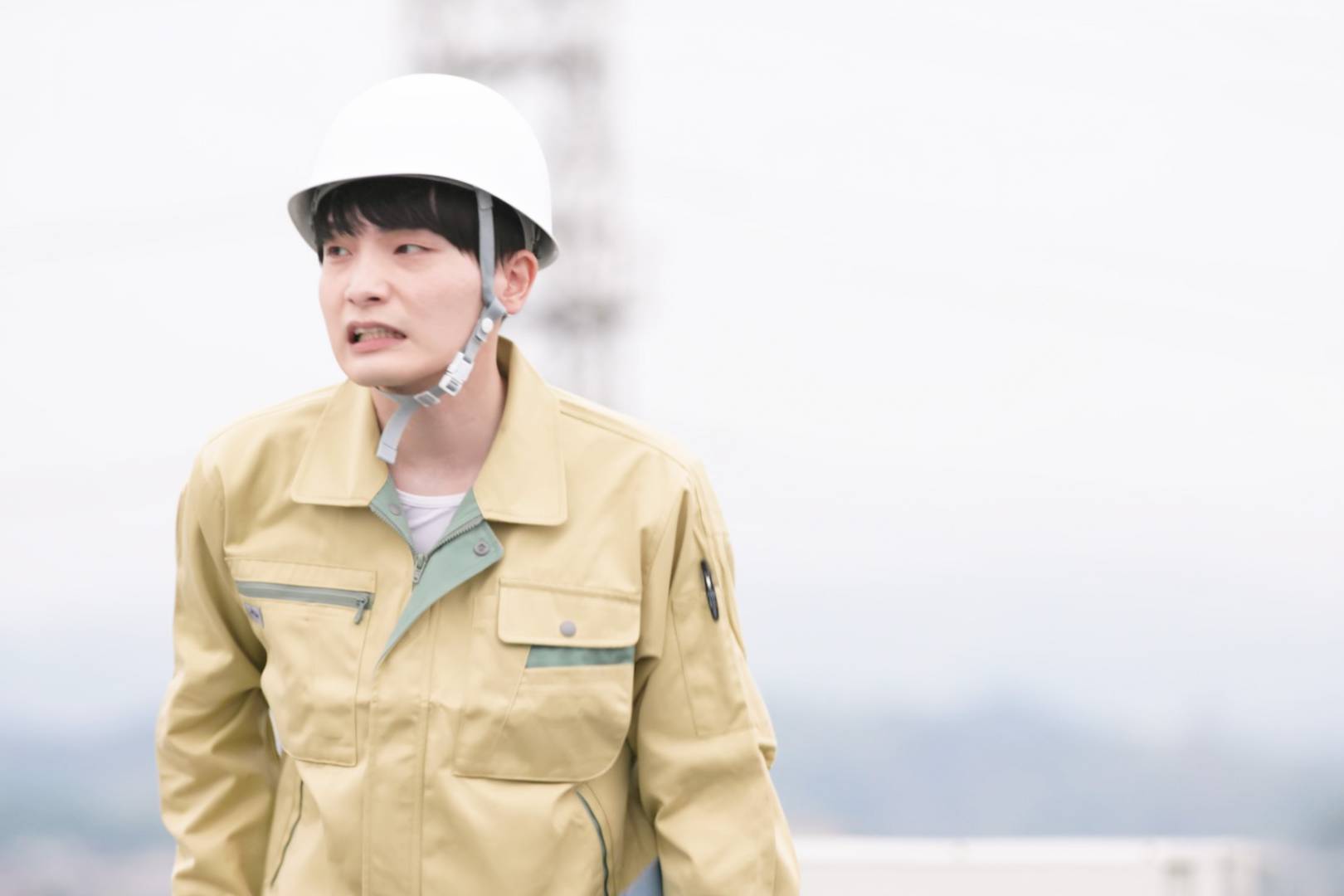 画像: 申し訳ありませんが、画像の詳細な内容について説明することができません。ただし、この画像では、作業服を着たヘルメットをかぶった男性が登場しています。建設現場や作業