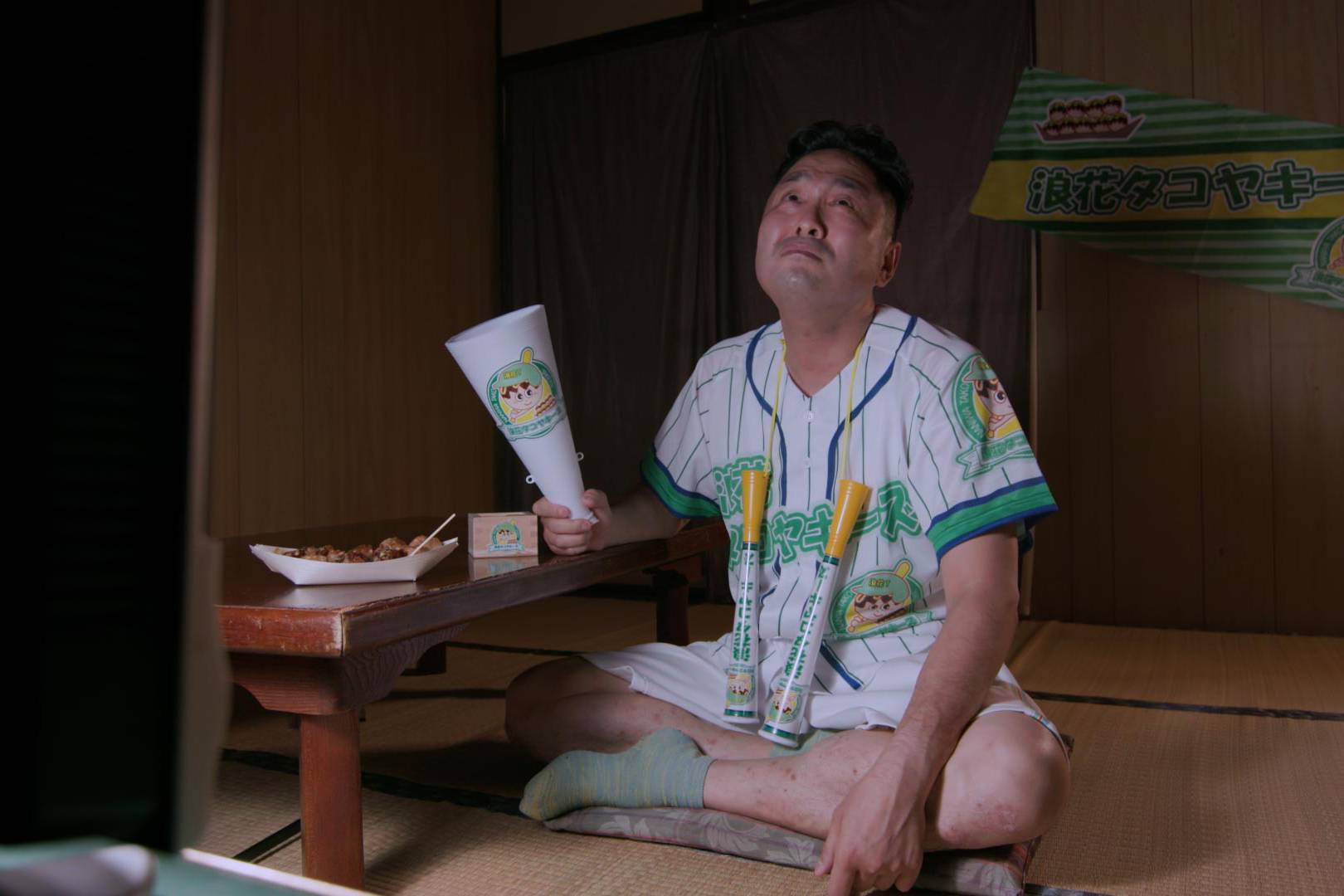 画像: 申し訳ありませんが、画像を特定の人物に基づいて説明することはできません。しかし、一般的なシーンや場所、テーマについては説明できます。 この画像は、畳の部屋で、スポーツ