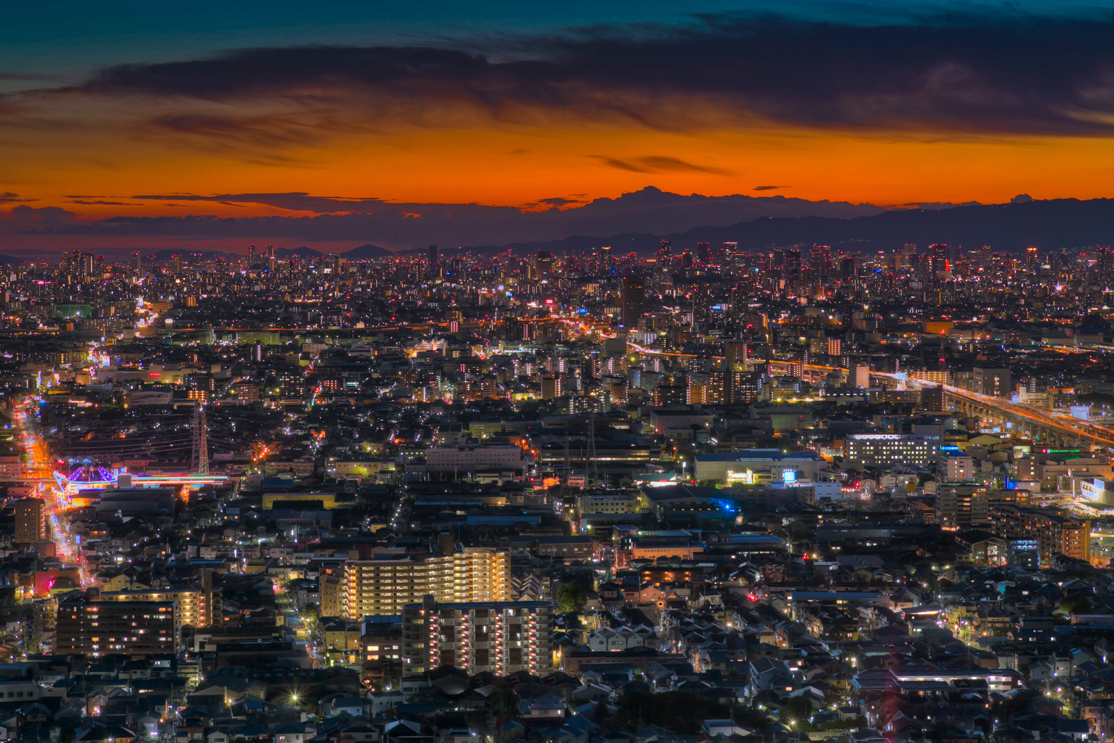 画像: 夕焼けに染まる大阪の夜景。高層ビルと街の明かりが広がり、都会の活気を感じさせます。#大阪 #夜景 #夕焼け #高