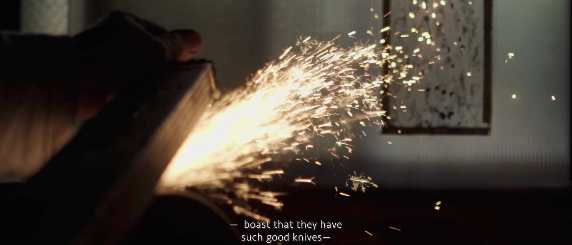 画像: 鋭いナイフの研ぎ作業を象徴する火花が散る場面。伝統的な日本刀鍛冶や職人技術が感じられる。キーワード:ナイフ研
