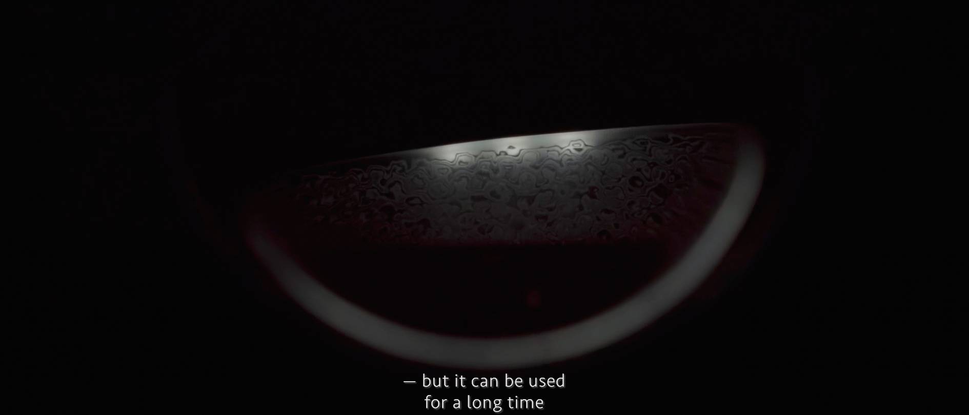 画像: 申し訳ありませんが、この画像の具体的な内容を特定することはできません。ただし、暗い背景にアイテムのクローズアップがあるようです。このシーンは光と影を用いたアート