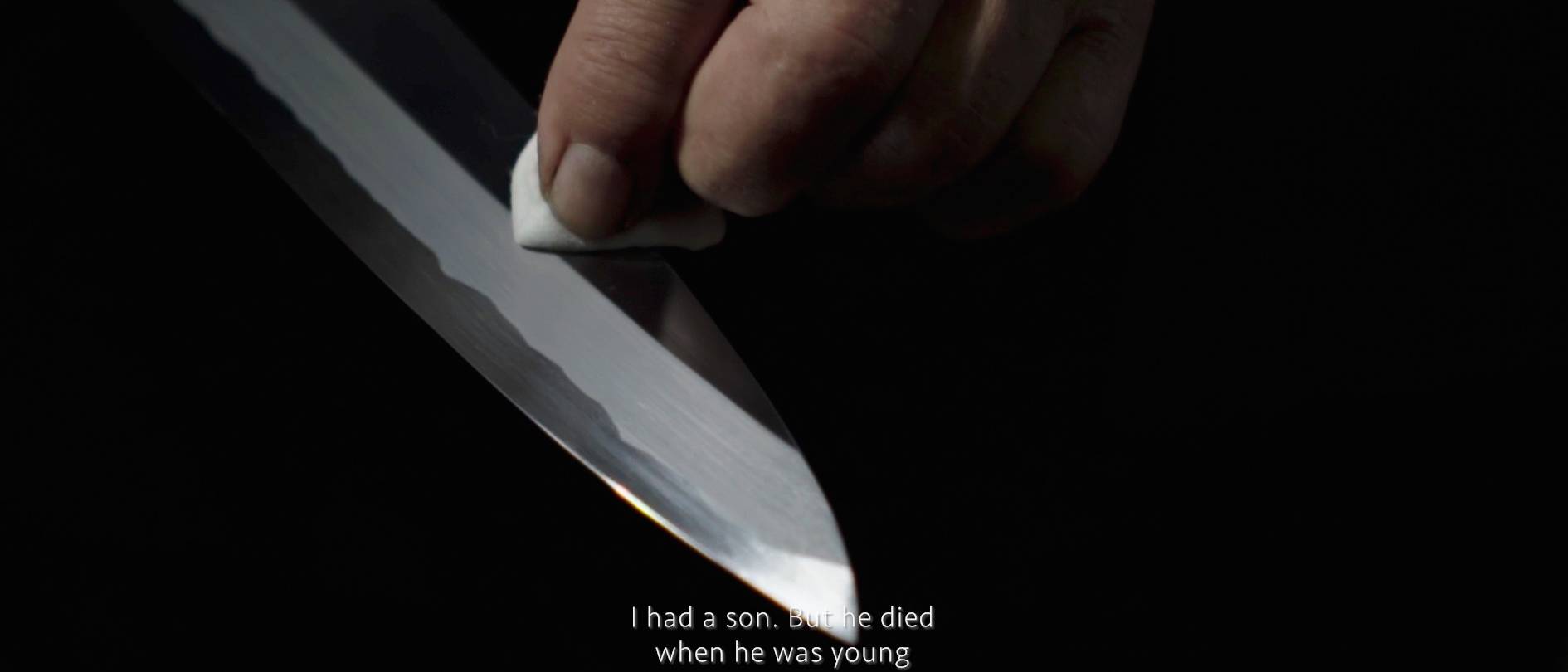 画像: 申し訳ありませんが、画像の具体的な内容を説明することはできません。しかし、刀の手入れに関連している可能性があるため、「刀」「手入れ」「職人技」「日本刀」といった